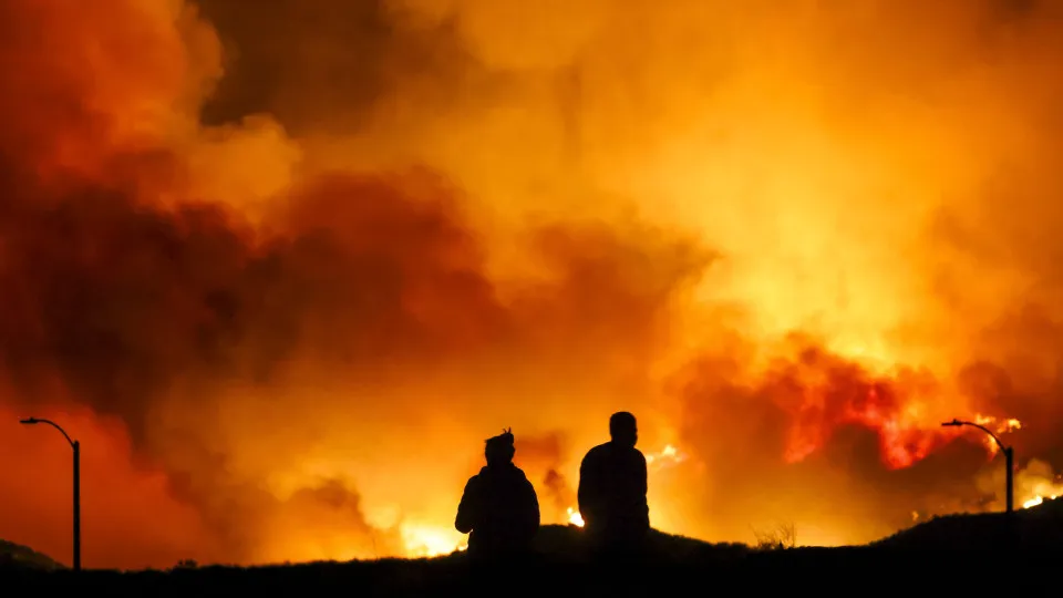 Incêndio fora de controle força retirada de 50 mil pessoas em Los Angeles