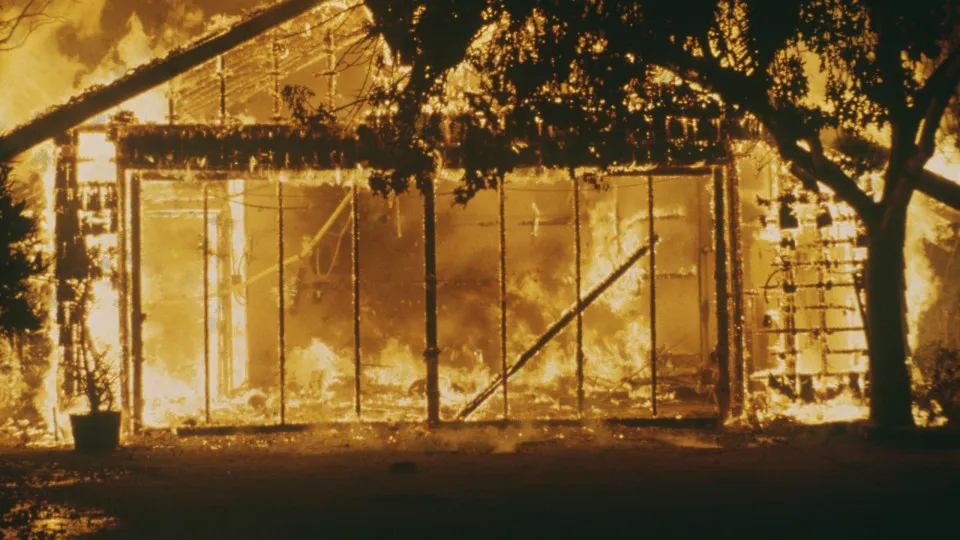 Incêndios nos EUA geram debate sobre resistência de casas de madeira