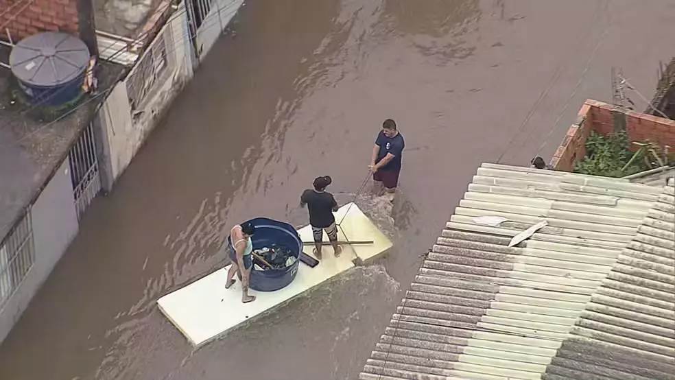 Bairro de SP está alagado desde sexta; vice-prefeito é hostilizado