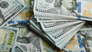 Dólar volta a ficar abaixo de R$ 5,70 e Bolsa cai com ata do Fed e tarifas de Trump