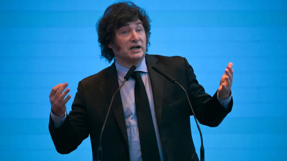 Milei anuncia privatização de empresa de rodovias na Argentina e plano de 
