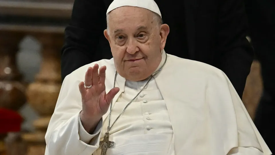 Papa Francisco segue com reuniões em residência privada devido a bronquite
