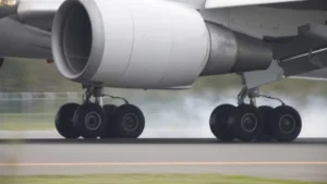 Passageiros são retirados de avião prestes a decolar após motor pegar fogo