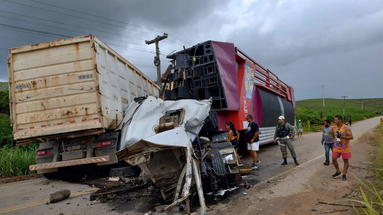 Acidente com trio elétrico deixa um morto e 2 presos às ferragens