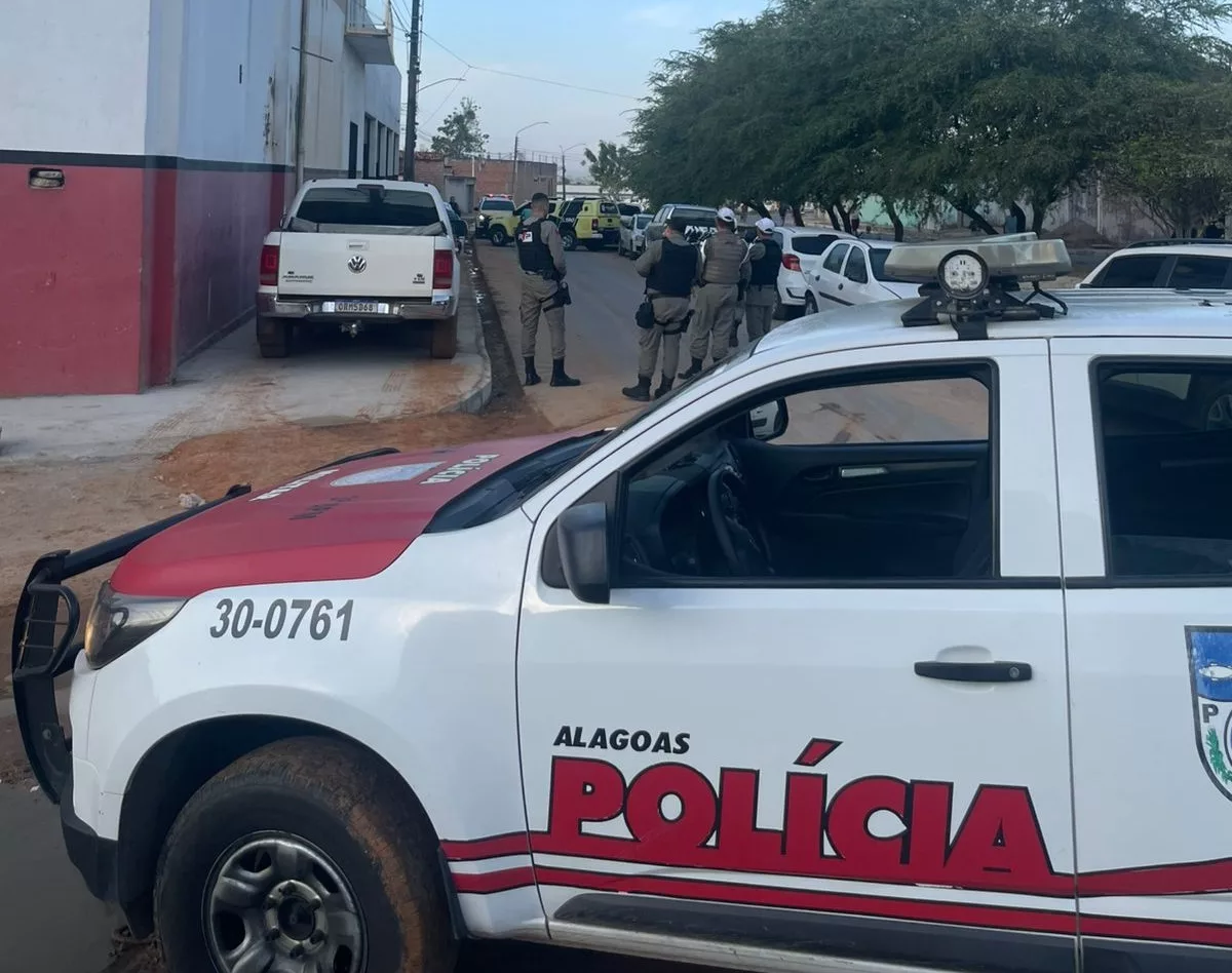 Suspeitos são presos com armas de fogo após denúncias
