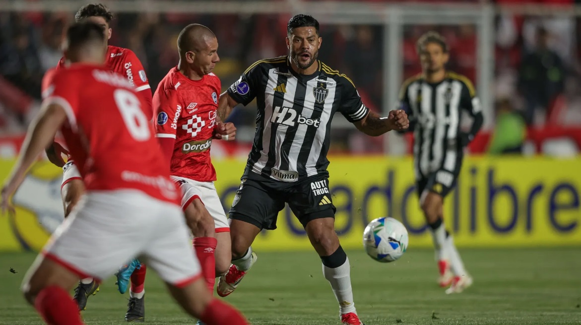 Atlético-MG acerta duas vezes a trave e só empata com Cienciano