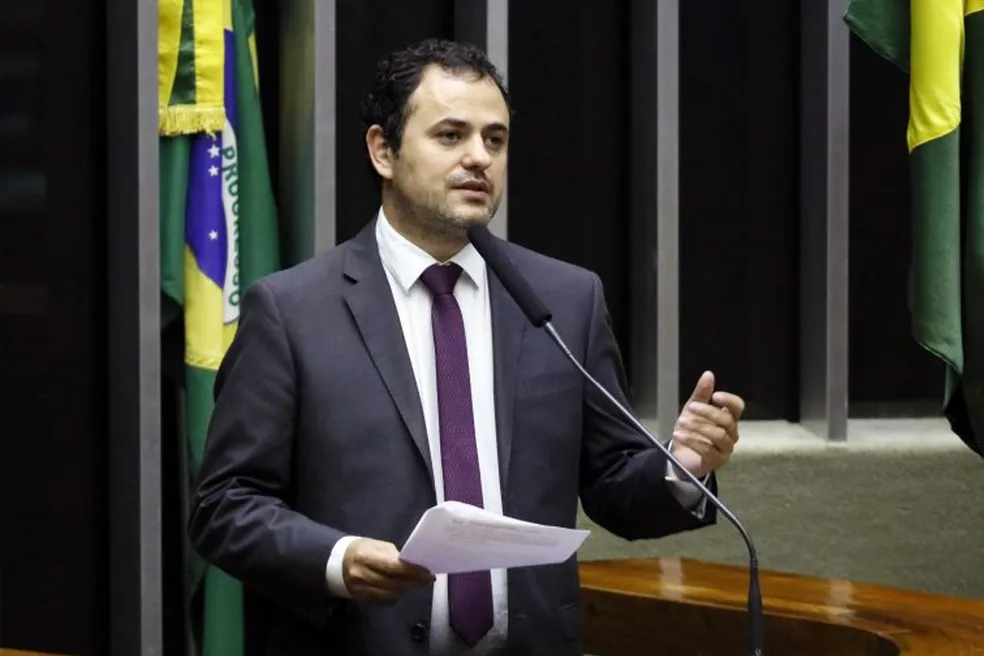 Conselho de Ética: relator pede que Câmara casse mandato de Glauber Braga por chutar militante do MBL