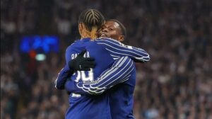 PSG perde, mas elimina Aston Villa e vai às semifinais