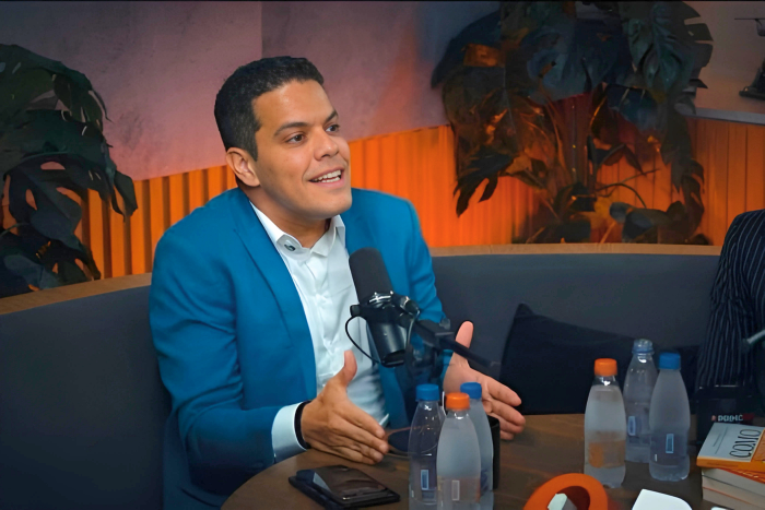 Thiago Reis, além de influenciador e empresário, Thiago é também autor e palestrante.