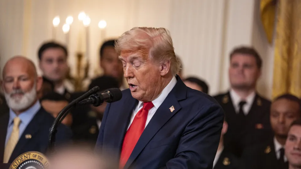Trump assina decreto que pode impedir acesso de universidades dos EUA a empréstimos federais