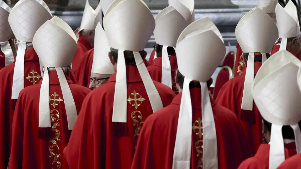 Cardeais preveem conclave curto, mas não excluem