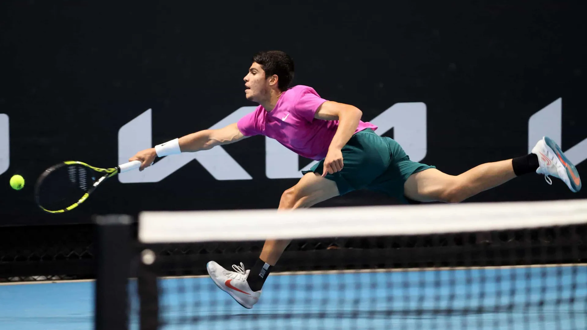 Alcaraz vira jogo, vê Musetti desistir e volta à final de Roland Garros