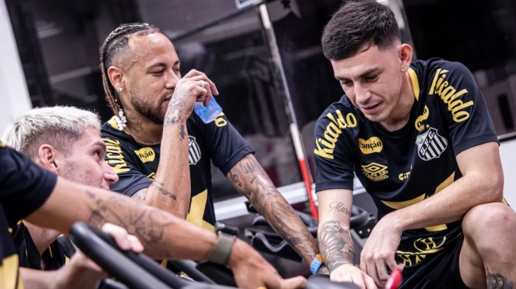 Com Neymar, elenco do Santos volta das férias