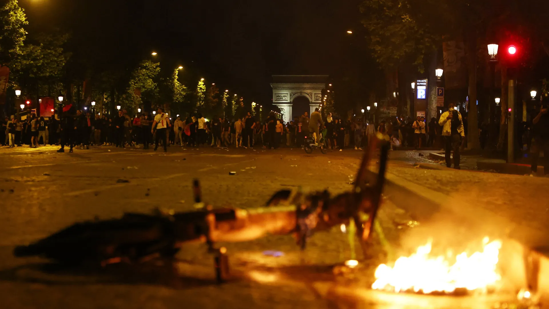 Dois mortos, 500 detidos e uma família atropelada: Os 'festejos' do PSG
