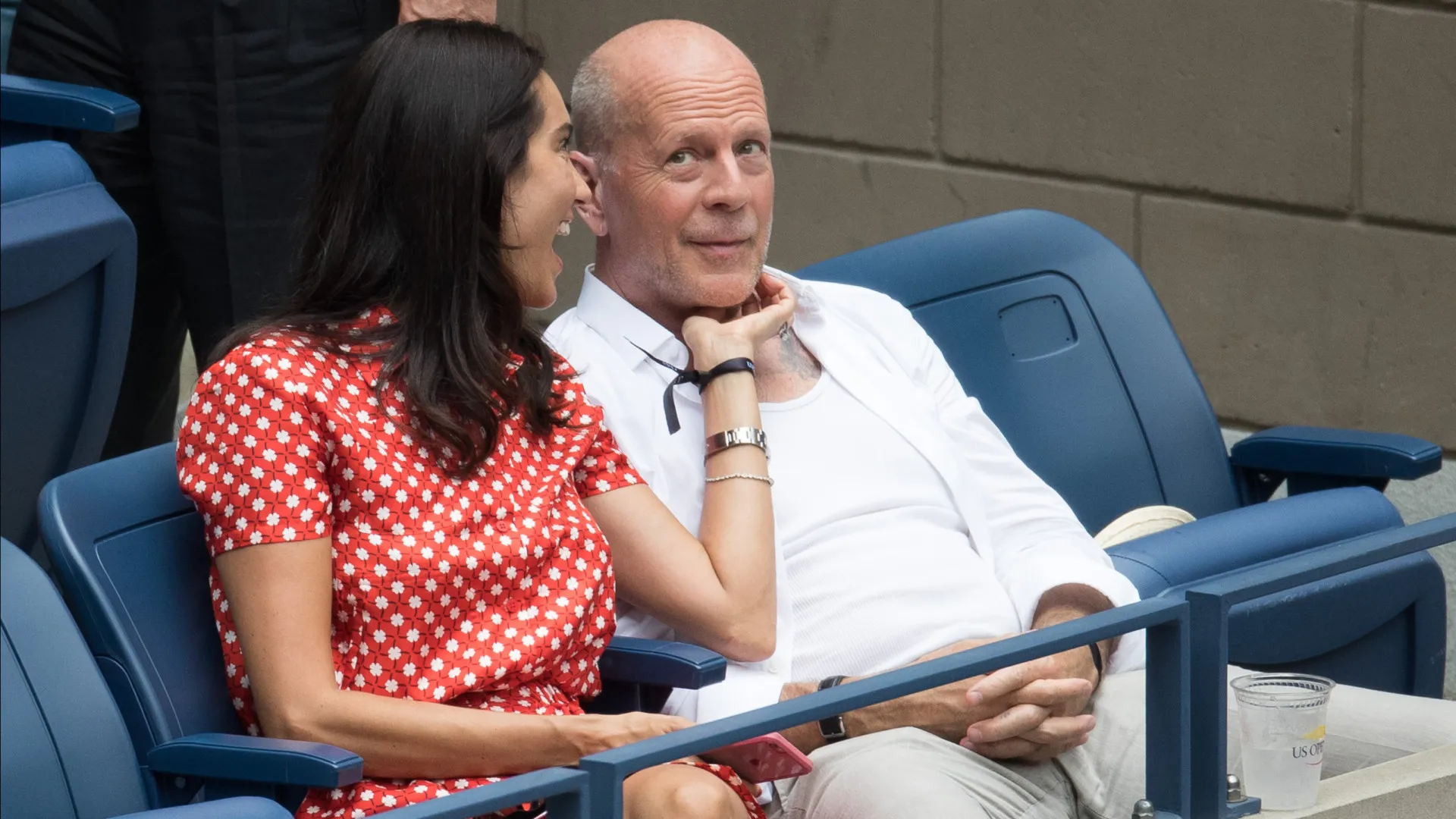 Esposa de Bruce Willis compartilha foto de ator com filha e desabafa: 'Podia ser diferente'