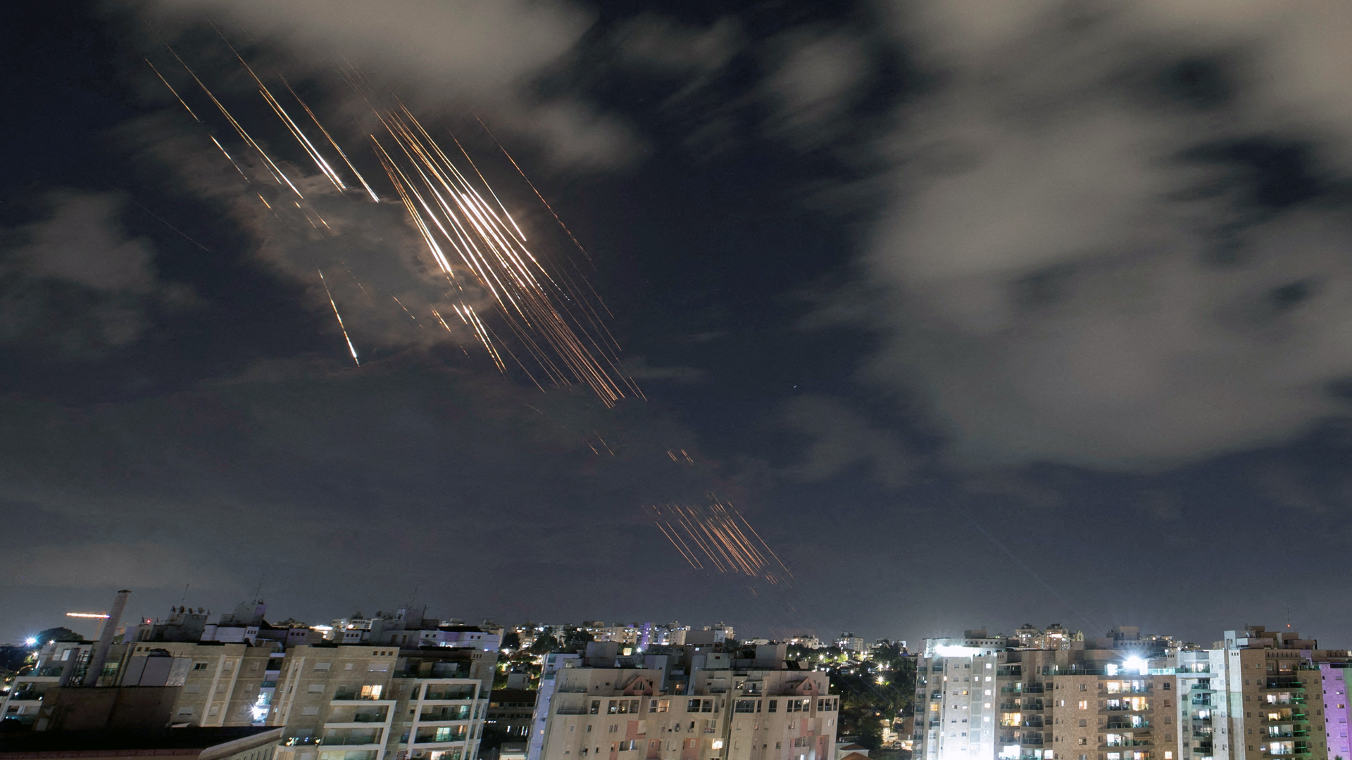 Israel atacou 150 alvos no Irã durante a noite, diz oficial do Exército