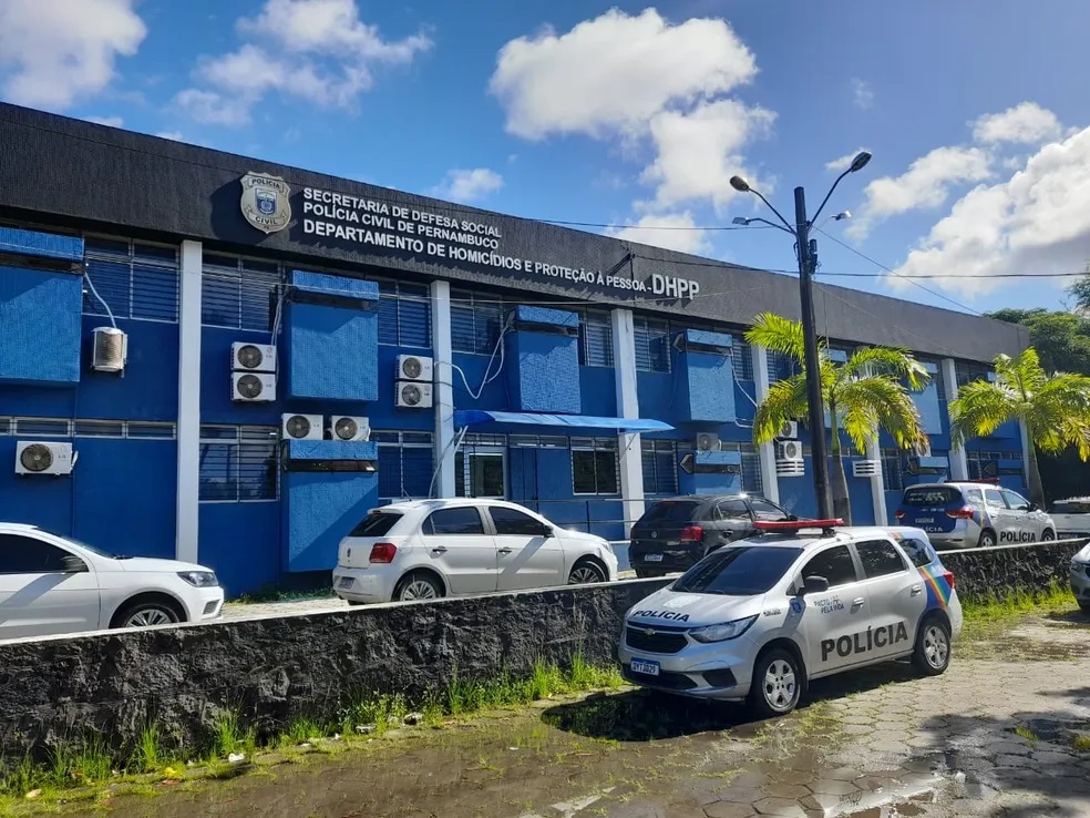 Jovem é presa por mandar matar o próprio pai a tiros