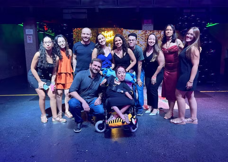 Jovem internada há 10 anos com doença rara realiza sonho de comemorar aniversário em casa de shows