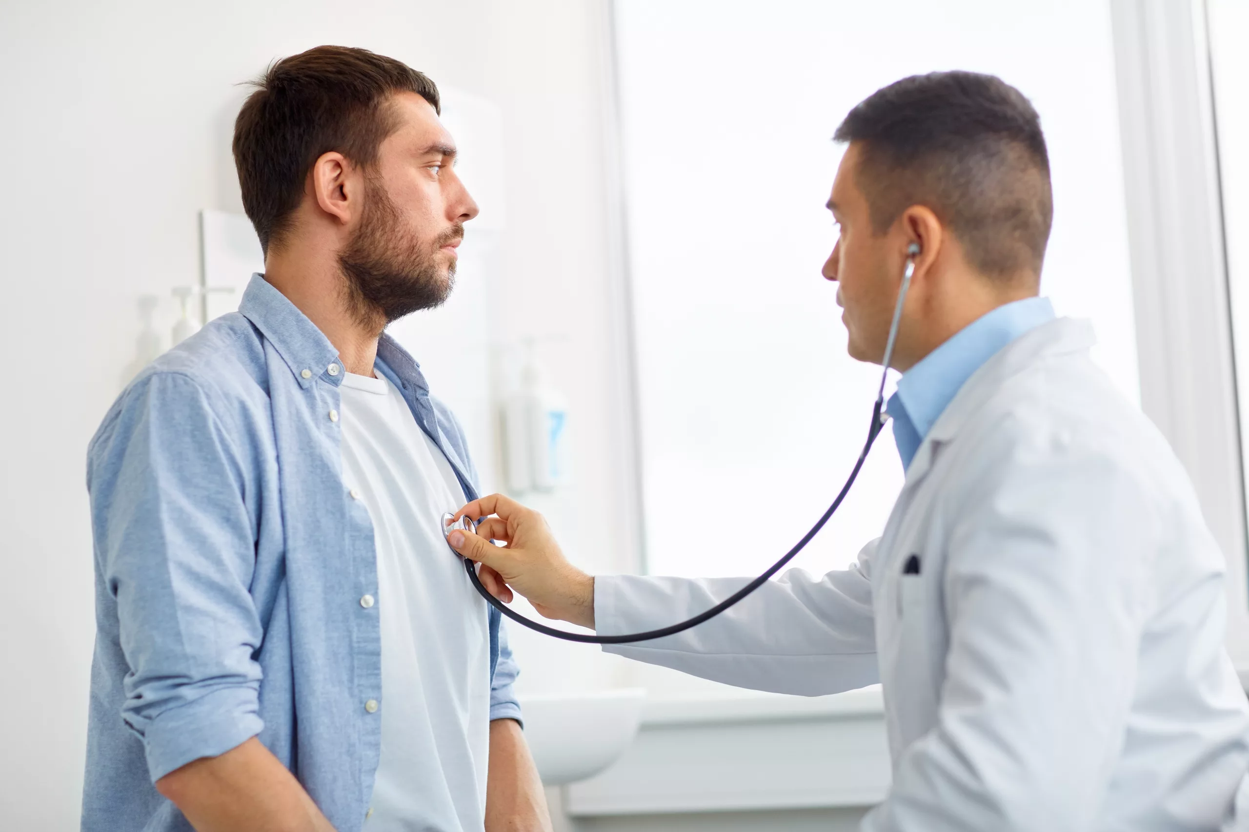 MEC publica edital do Enamed 2025, exame que avalia cursos de medicina e serve para residência médica