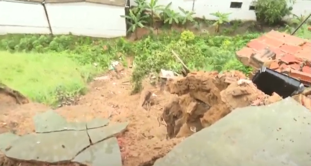 Moradores registram deslizamento na comunidade do Bolão
