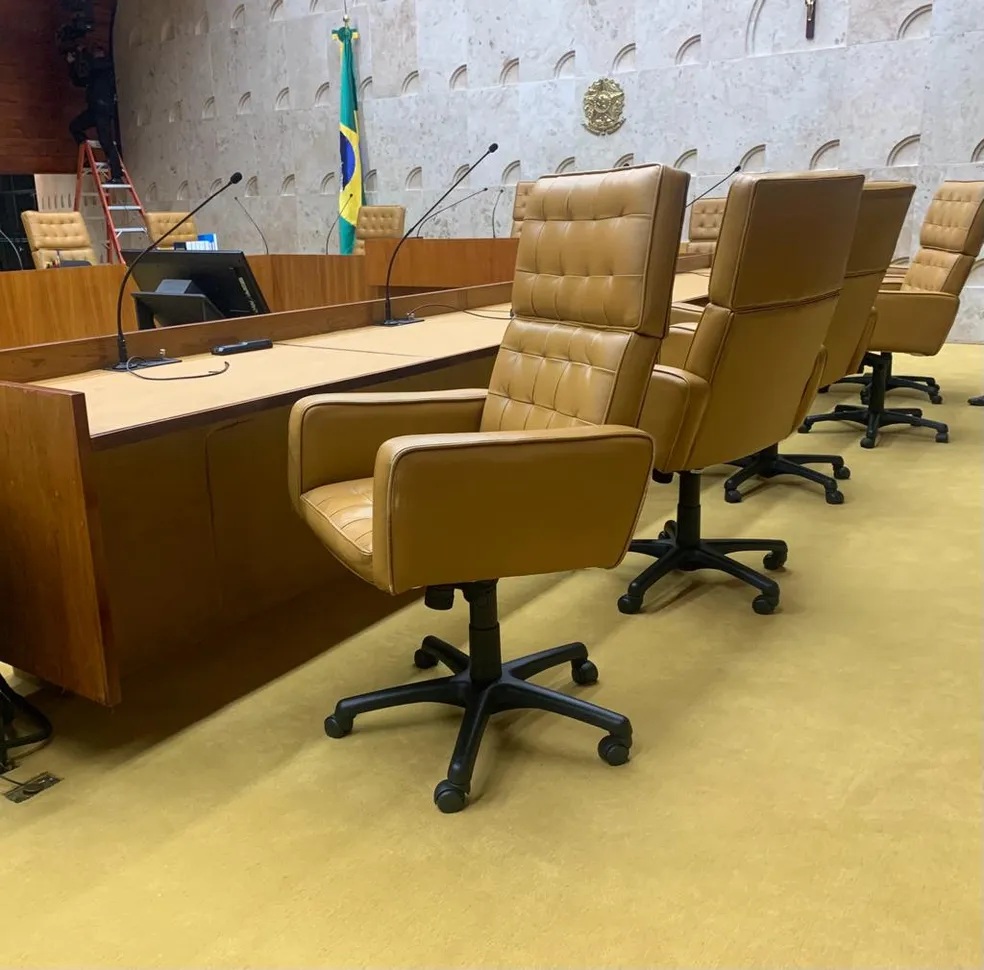 Moraes vota para condenar a 17 anos de prisão homem que sentou em 'cadeira do Xandão' no 8/1