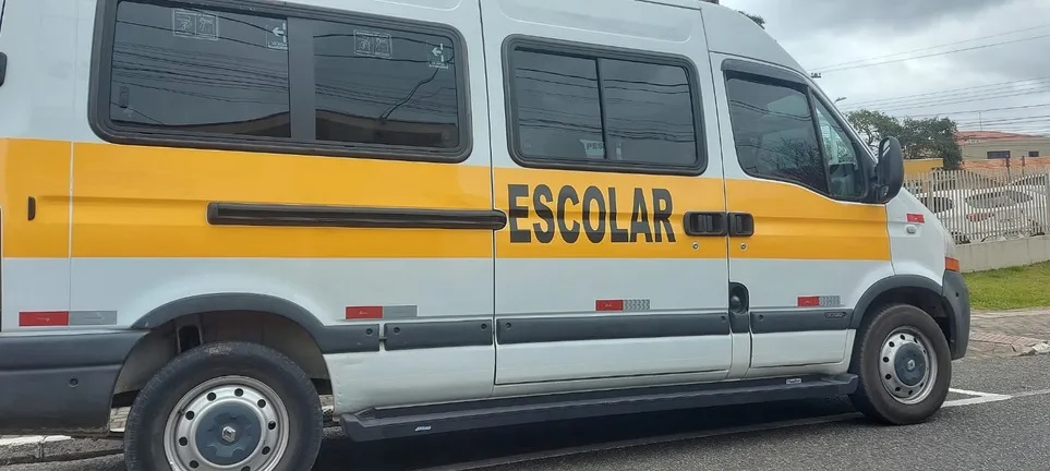 Motorista é presa após esquecer menina de 5 anos trancada em van escolar