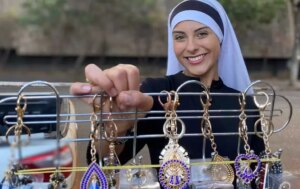 freira filmada vendendo terços em bar viraliza