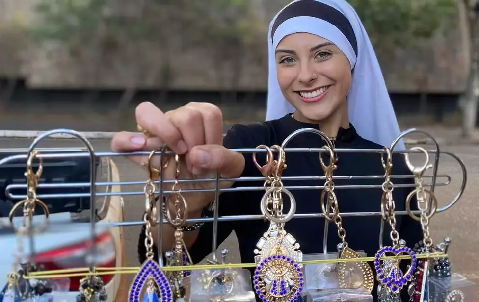 freira filmada vendendo terços em bar viraliza