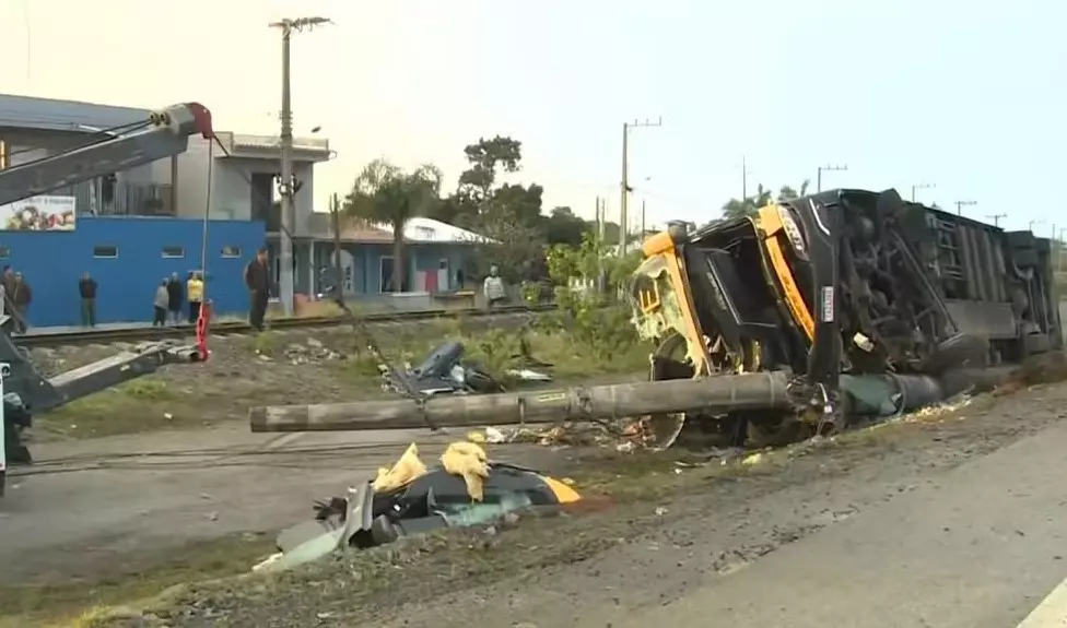 Acidente com ônibus de turismo na BR 101