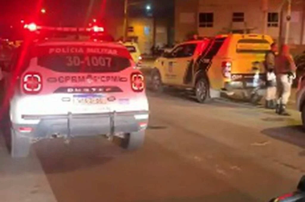 Assaltante se atrapalha, deixa arma cair e é imobilizado por clientes em lanchonete