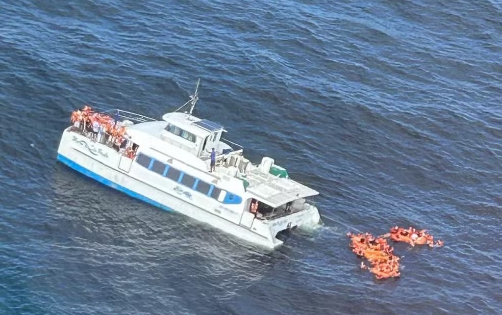 Catamarã com 100 pessoas fica à deriva após colisão com barco