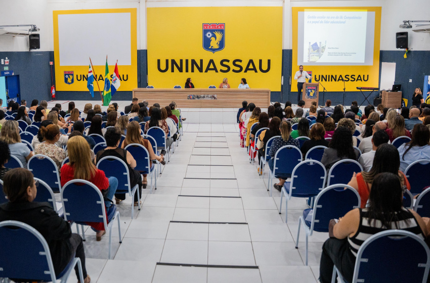 Diretores de escolas municipais debatem liderança na era da Inteligência Artificial