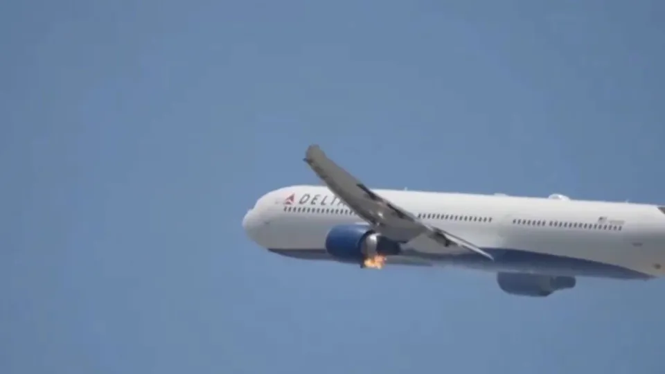 Motor de avião da Delta pega fogo após decolagem em Los Angeles; veja