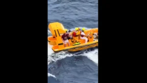 Pai salta no mar para salvar filha que caiu de cruzeiro da Disney; veja