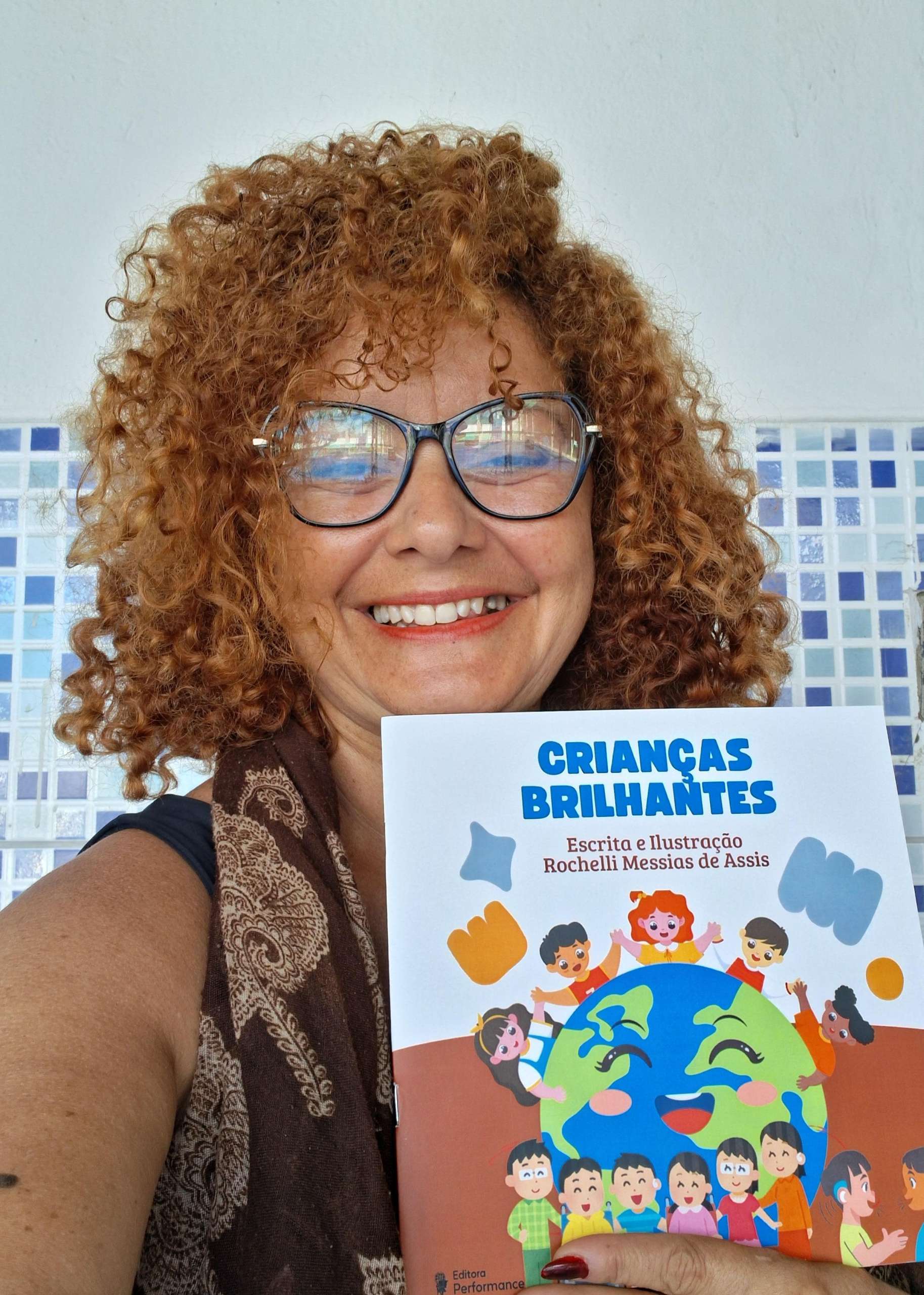 Professora alagoana lança livro sobre inclusão e acolhimento de crianças com deficiência