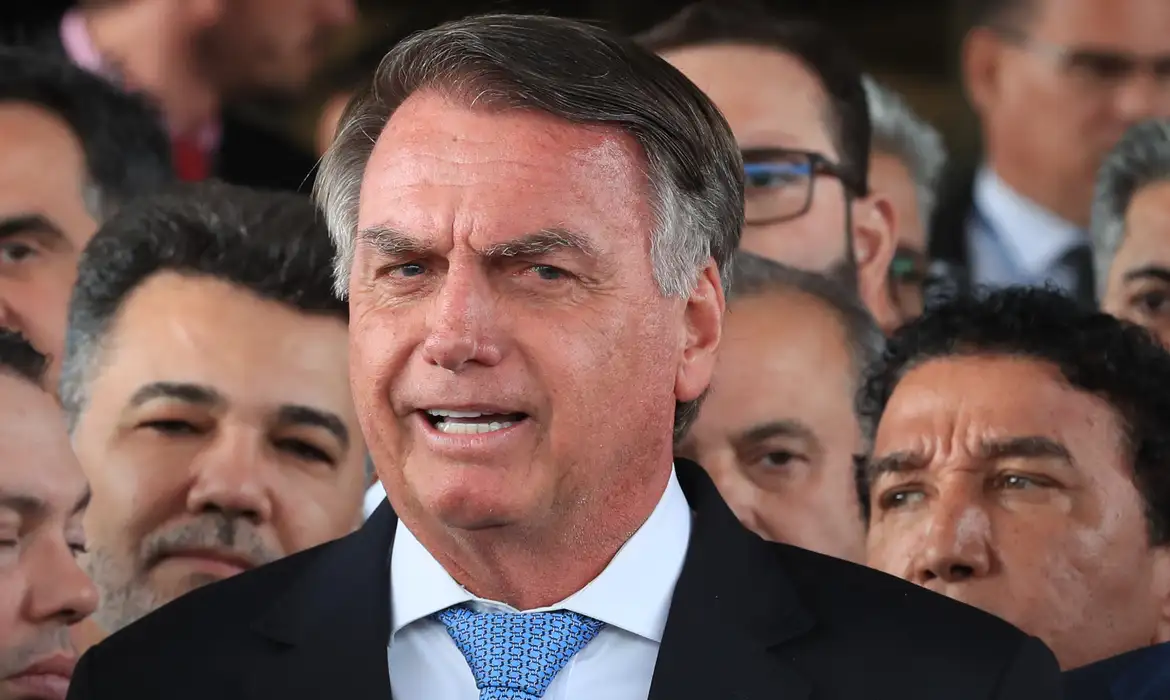 48% acham que Bolsonaro deveria ser preso; 46% discordam
