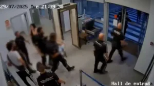 Agentes salvam vida de bebê na Espanha e vídeo viraliza: