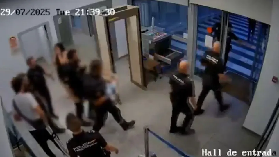 Agentes salvam vida de bebê na Espanha e vídeo viraliza: