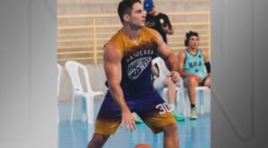 Ex-jogador que espancou namorada com 60 socos