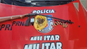 Pai atira contra filho e foge após abandonar arma