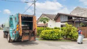 Homem morre esmagado em caminhão de lixo; corpo foi confundido com boneco