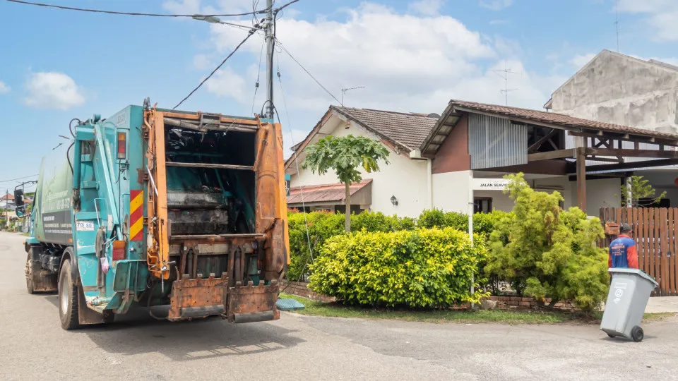 Homem morre esmagado em caminhão de lixo; corpo foi confundido com boneco