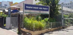 Mãe de bebê soropositivo fere enfermeira com agulha contaminada por HIV
