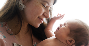 PL sobre licença de 5 dias para acompanhante de mãe solo avança
