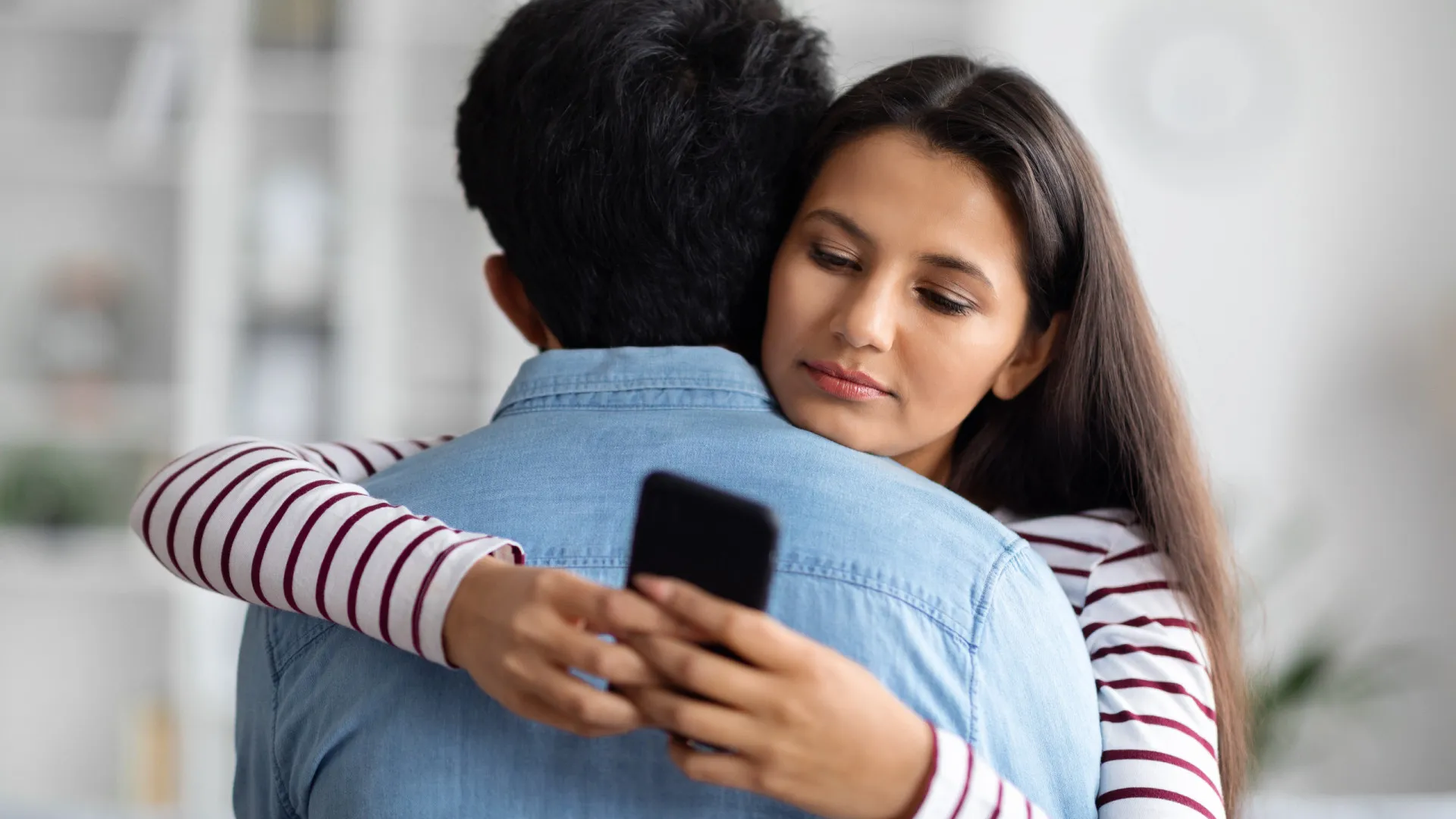 Trocar mensagens sexuais com IA é traição? Pesquisa responde