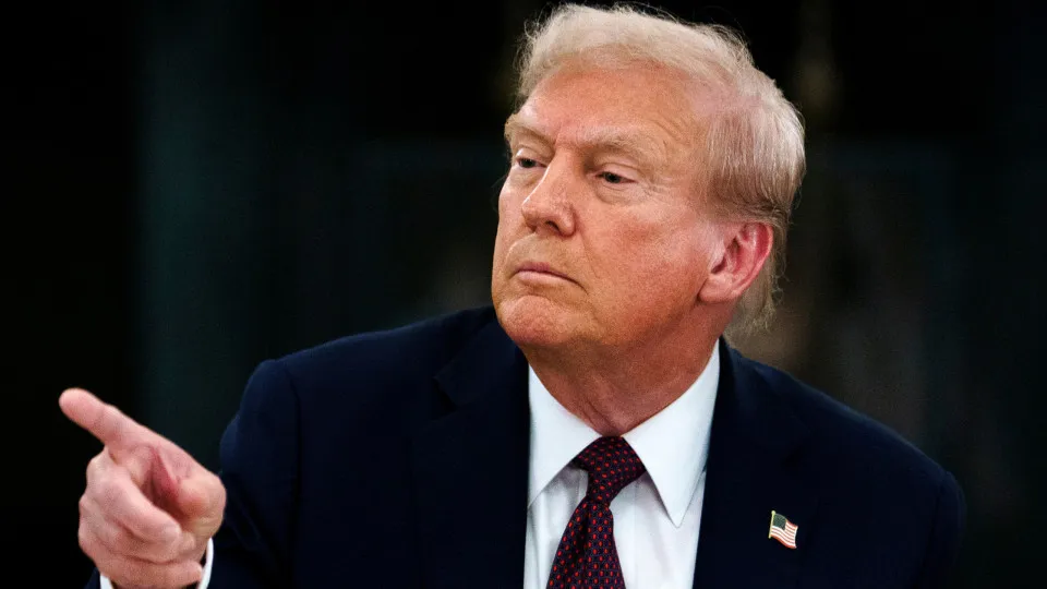 Trump se irrita e manda jornalista se calar: 