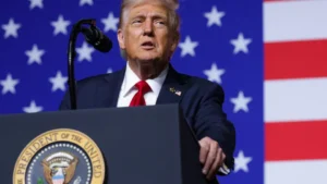Juiz diz que Trump agiu de forma inconstitucional ao deportar estrangeiros pró-Palestina