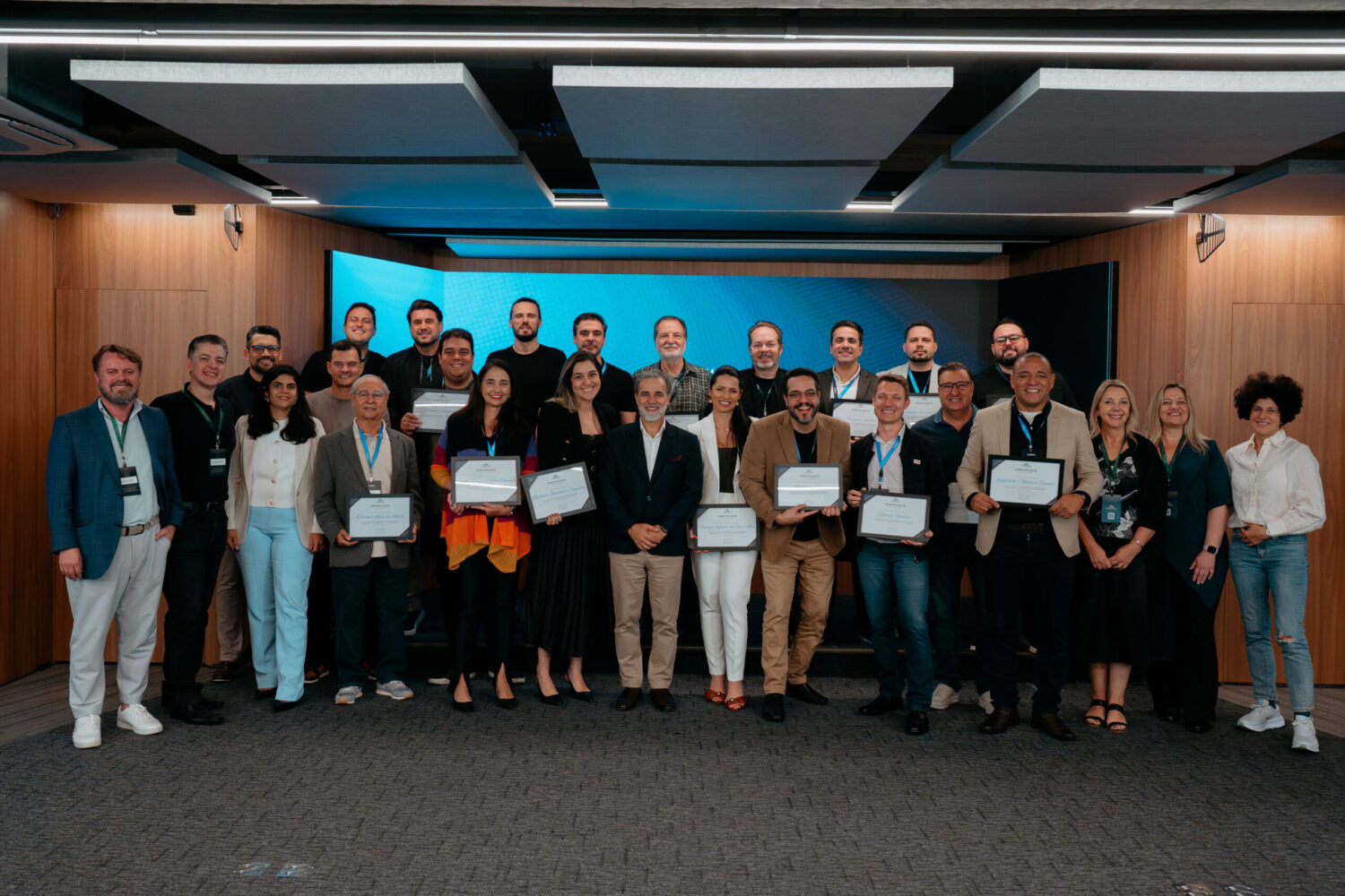 Formandos do programa Sala do Conselho posam juntos segurando seus certificados, simbolizando o avanço da governança corporativa e a formação de novos conselheiros consultivos no Brasil, sob coordenação de Márcio Giacobelli e o Advisory Board Institute.