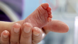 Saiba como será oferta de vacina que previne bronquiolite em bebês