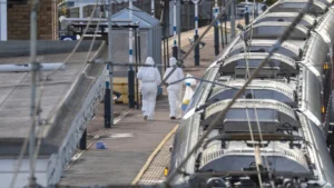 Ataque a faca em trem na Inglaterra fere 10 pessoas